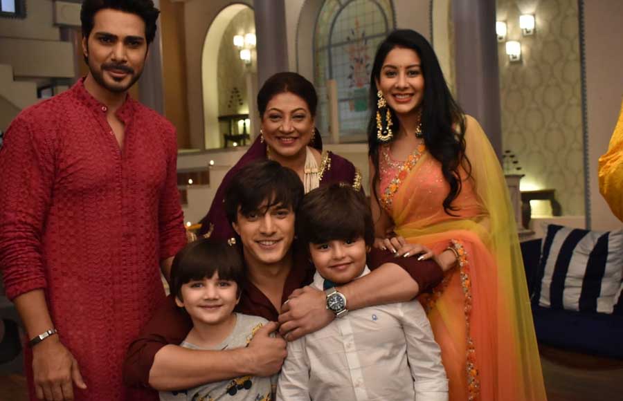 Birthday celebration on the sets of Yeh Rishta Kya Kehlata Hai 