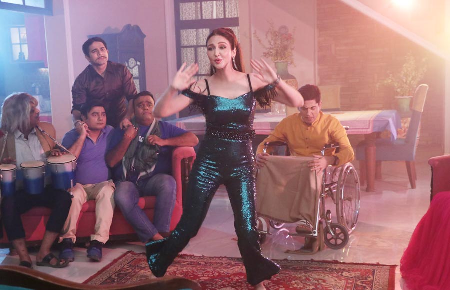 Aasif Sheikh and Saumya Tandon dance to the tunes of Jimmy Jimmy in &TV’s Bhabiji Ghar Par Hai