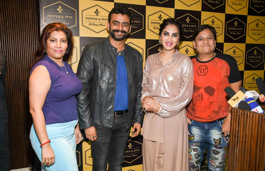 Bigg Boss 1 finalist and actress Smita Gondkar celebrates the success of Bigg Boss Marathi with contestants