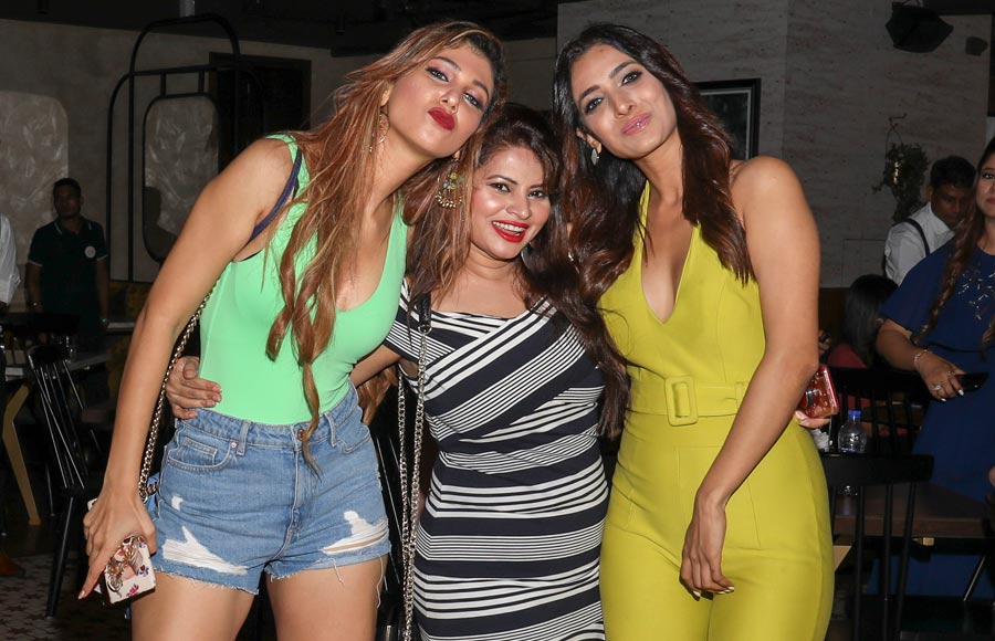 Bigg Boss 1 finalist and actress Smita Gondkar celebrates the success of Bigg Boss Marathi with contestants