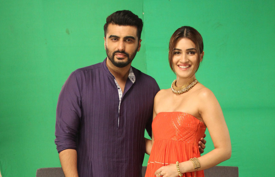 Arjun Kapoor and Kriti Sanon on Zee Tv's Pro Music Countdown 