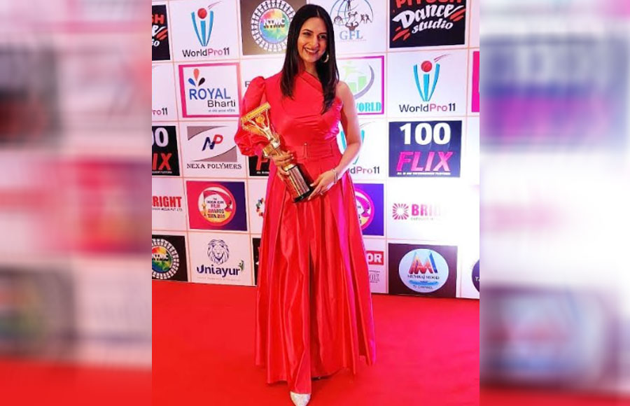 Divyanka Tripathi looks ravishing at an award function