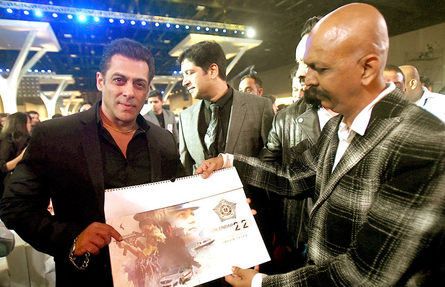 Dharmendra, Salman and Shah Rukh launched Mumbai Police Calendar