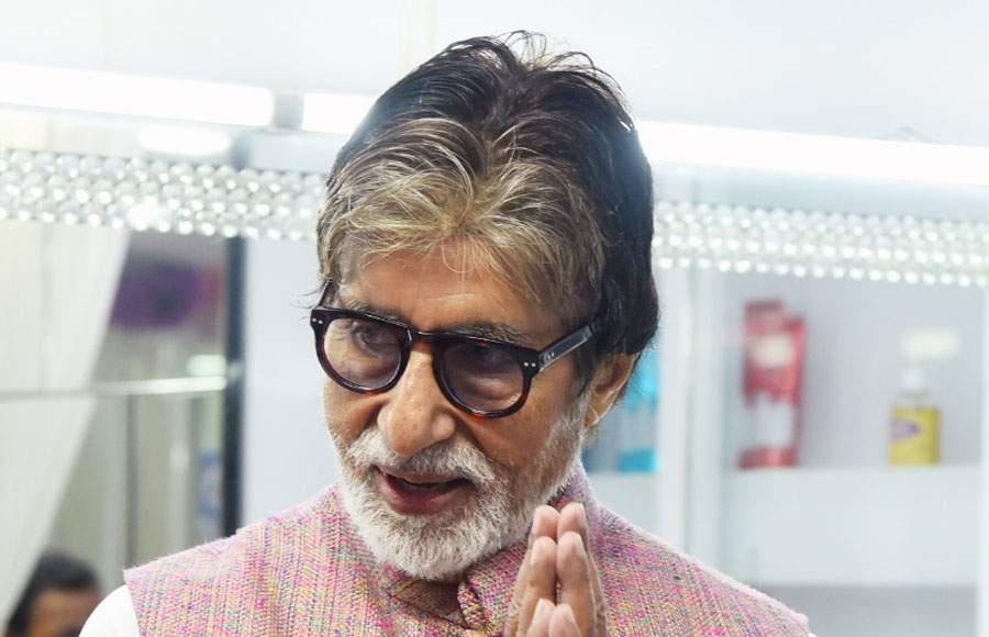 Amitabh Bachchan pays a surprise visit at a salon