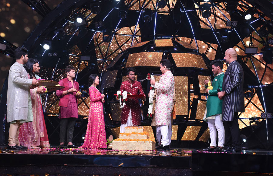 In pics: Neha Kakkar and Aditya Narayan's shaadi special in Indian Idol