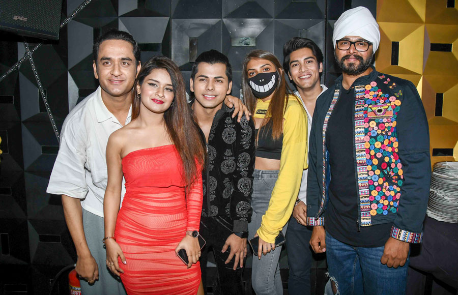 Vikas Gupta with Avneet Kaur, Siddharth Nigam, Ramji Gulati 