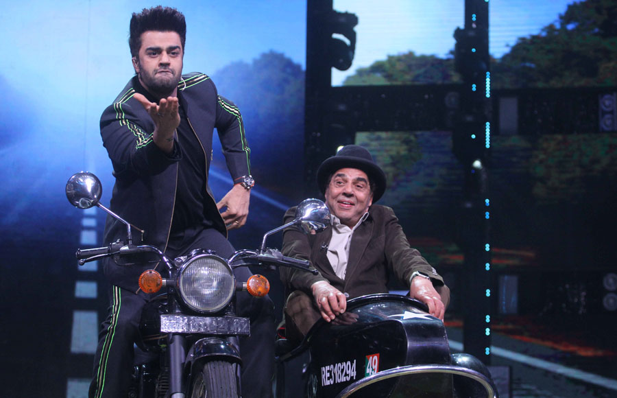 In pics: Maniesh Paul recreate Jai Veeru scene with Dharmendra on Li'l Champs