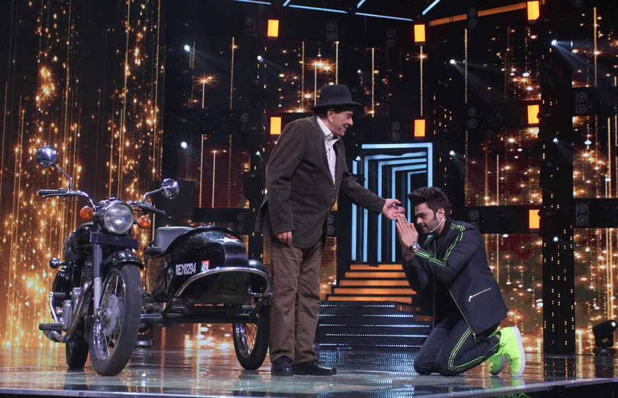 In pics: Maniesh Paul recreate Jai Veeru scene with Dharmendra on Li'l Champs