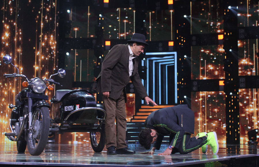 In pics: Maniesh Paul recreate Jai Veeru scene with Dharmendra on Li'l Champs