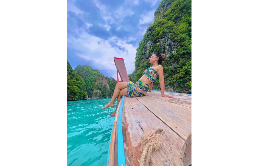 Television diva Hina Khan is having a whale of a time at her Thailand vacay