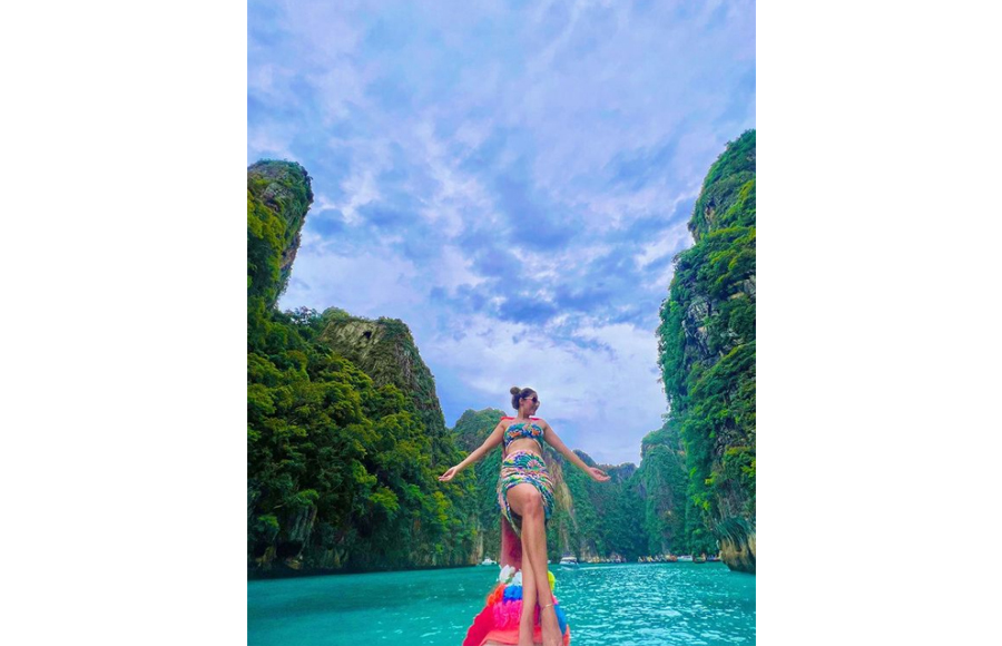 Television diva Hina Khan is having a whale of a time at her Thailand vacay