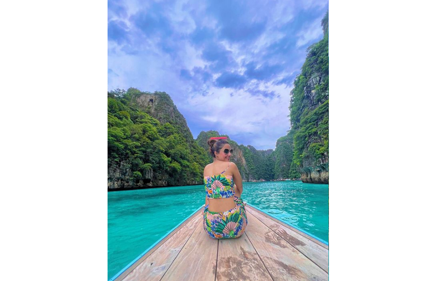 Television diva Hina Khan is having a whale of a time at her Thailand vacay