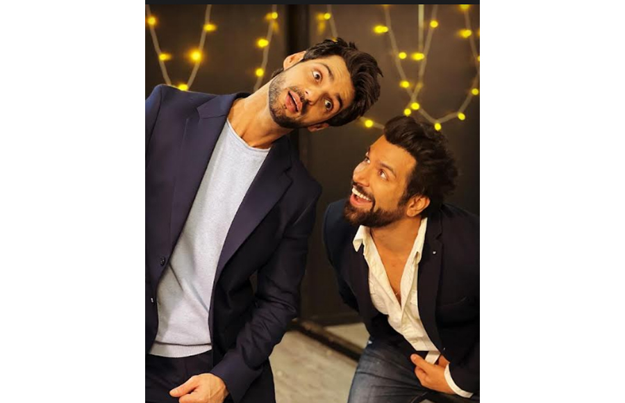 Awww! Here's presenting the bromance in between Karan Wahi and Rithvik Dhanjani 