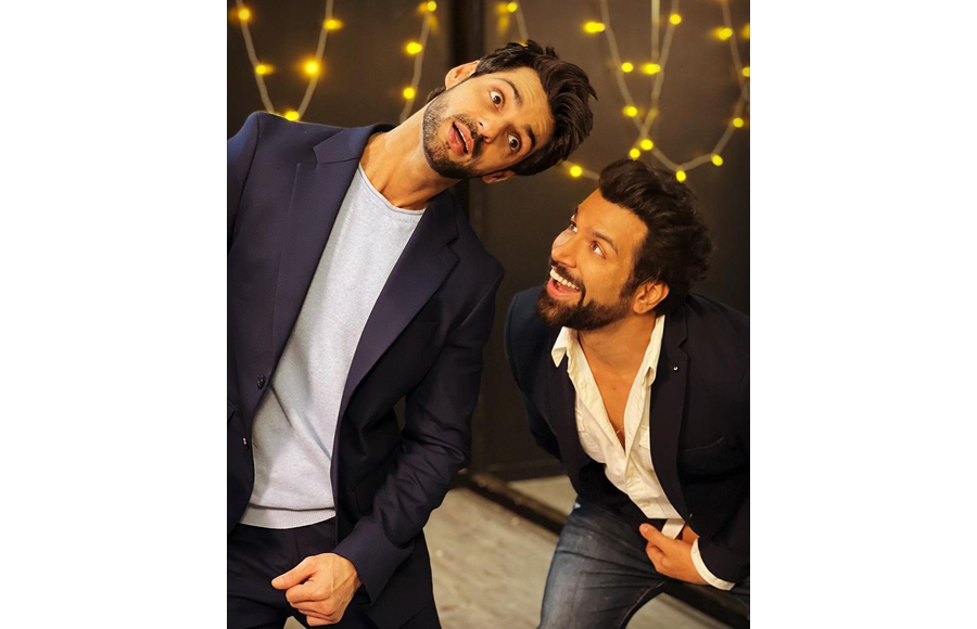 Awww! Here's presenting the bromance in between Karan Wahi and Rithvik Dhanjani 