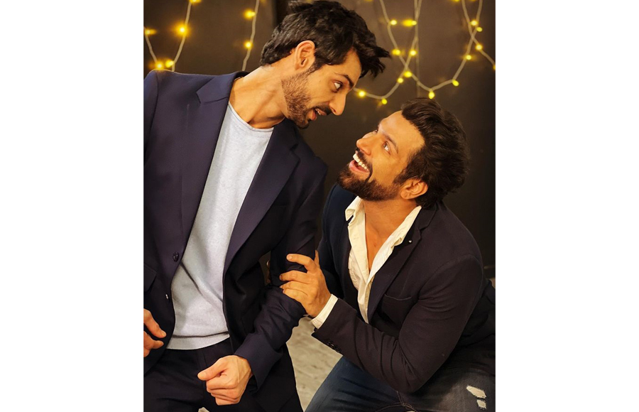 Awww! Here's presenting the bromance in between Karan Wahi and Rithvik Dhanjani `