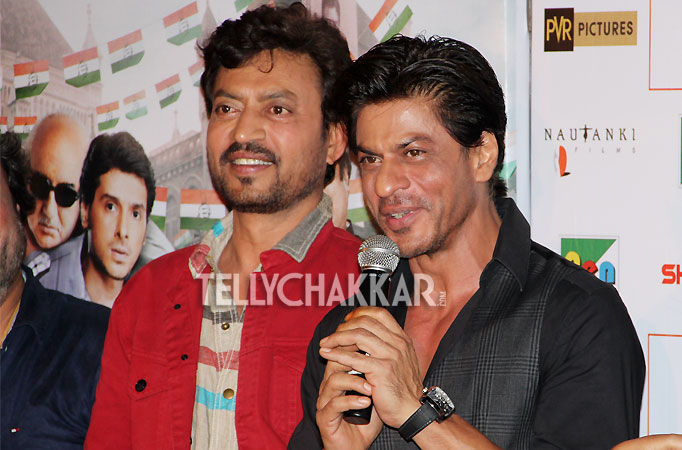 Shah Rukh Khan and Irrfan Khan give their thumbs up to Ekkees Toppon Ki Salaami