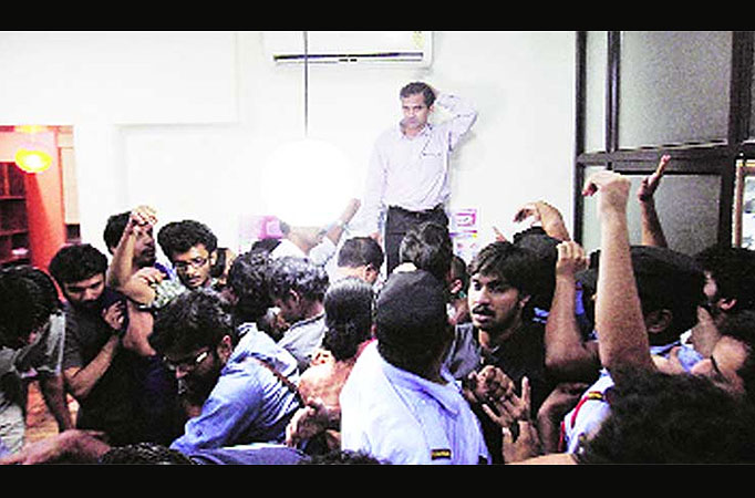 B-Town condemns FTII student arrests 