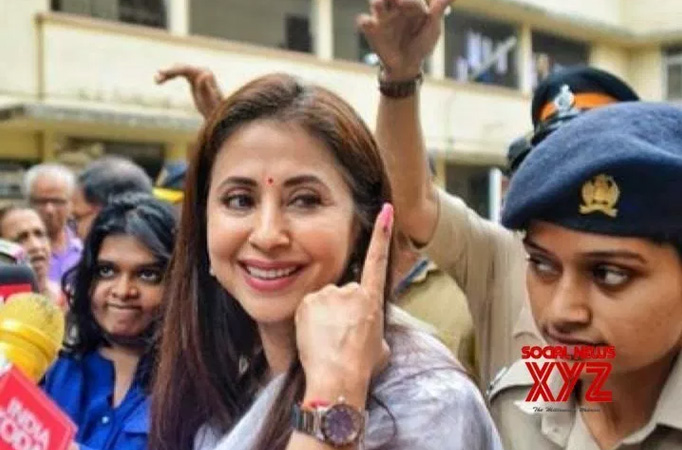 Bollywood celebrities vote in Mumbai...