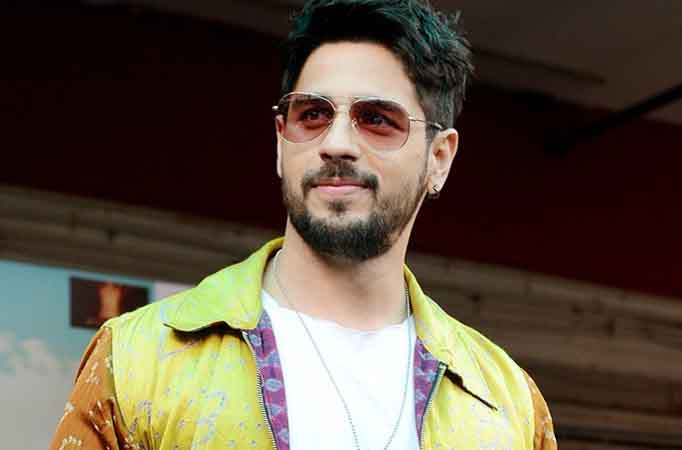 Chandan gets swimming lessons from Sidharth Malhotra