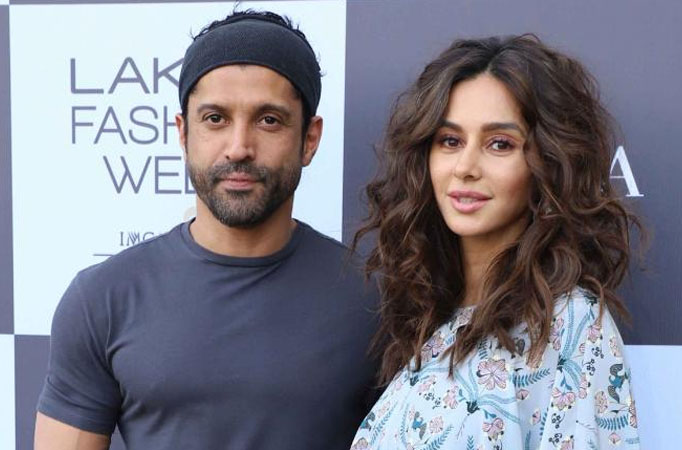 Farhan Akhtar clicks a selfie with ladylove Shibani Dandekar and writes THIS funny caption, check out 