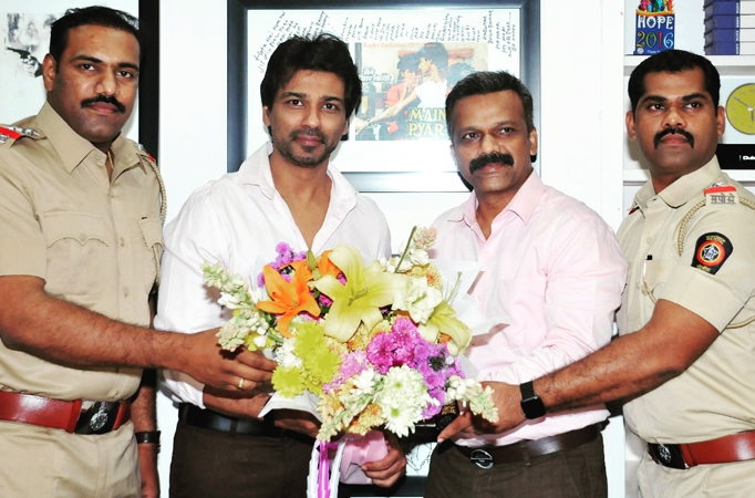 Actor Nikhil Dwivedi felicitated by Mumbai Police's State Intelligence Unit