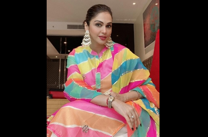 Isha Koppikar briefs about relevance of different colours in Navratri