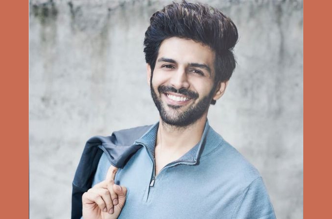 Kartik Aaryan says “Mujhe hi bula liya hota” as a guy takes a cutout of the actor for his friend at airport 