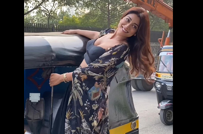 “This is an auto rickshaw but not local train” netizens trolls Shriya Saran on her latest video