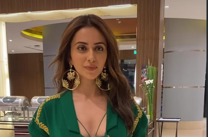 “Is your fashion inspired by Uorfi Javed” netizens trolls Rakul Preet Singh for her latest fashion