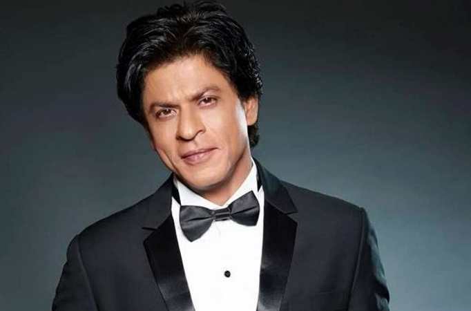 SRK's hilarious reply to fan waiting outside Mannat to watch the superstar