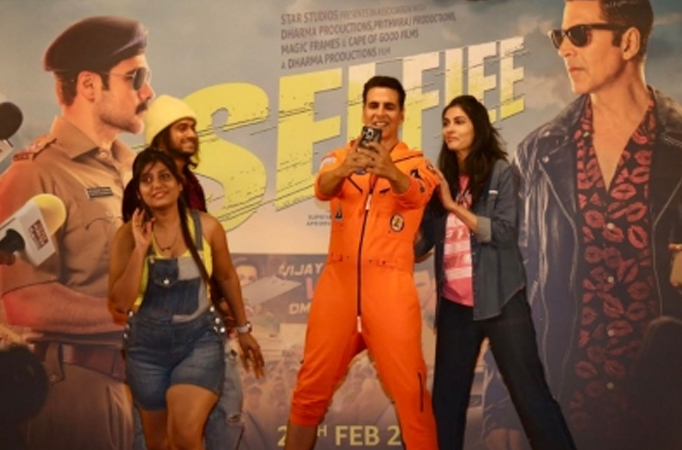 Akshay Kumar smashes world record with 184 selfies taken in three minutes!