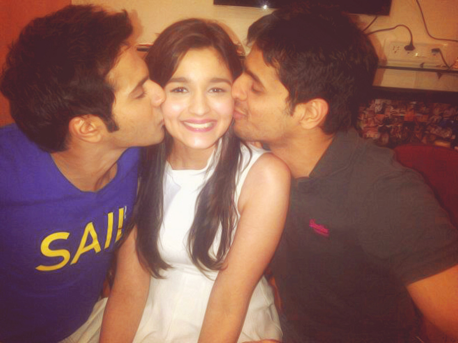 alia-bhatt-kissing-with-varun-and-sidharth