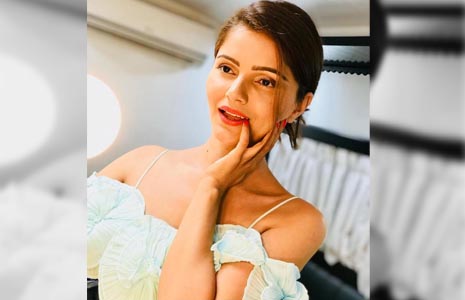 Rubina Dilaik played school girl in Falguni Pathak's Dole Dole with Shahid Kapoor