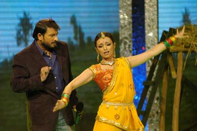 Manoj Tiwari and Roshni Chopra 