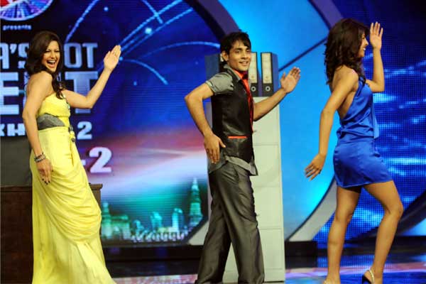 Sonali and Priyanka with Hariharan Das