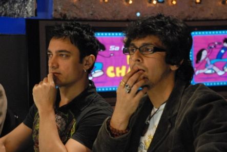 Aamir Khan and  Sonu Niigaam 