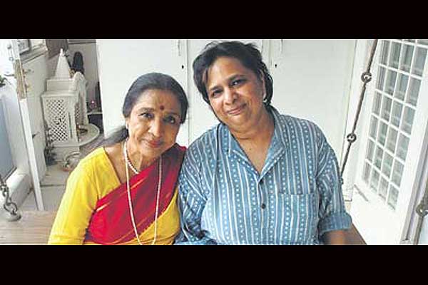 Asha Bhosale with daughter Varsha Bhosle