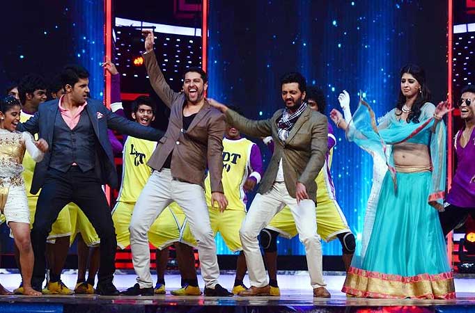 Aftab Shivdasani promotes Grand Masti on the sets of India