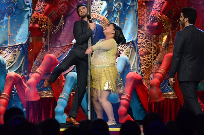 Ranveer Singh and Bharti's pole dance on Comedy Circus Ke Mahabali