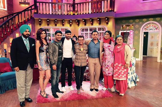 Karishma, Harbhajan and Shoaib Akhtar in Comedy Nights with Kapil