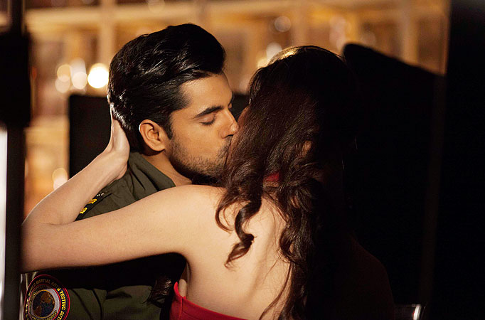 Gautam Gulati caught KISSING