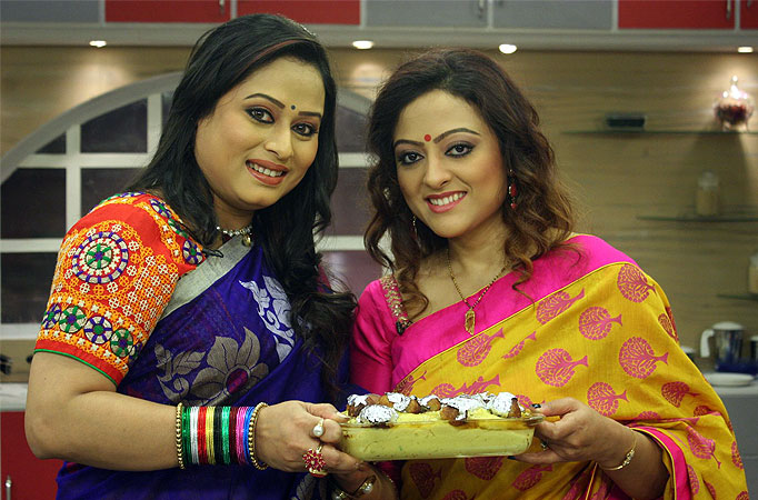 Rajasree Bhowmik turns chef in Aakash Aath