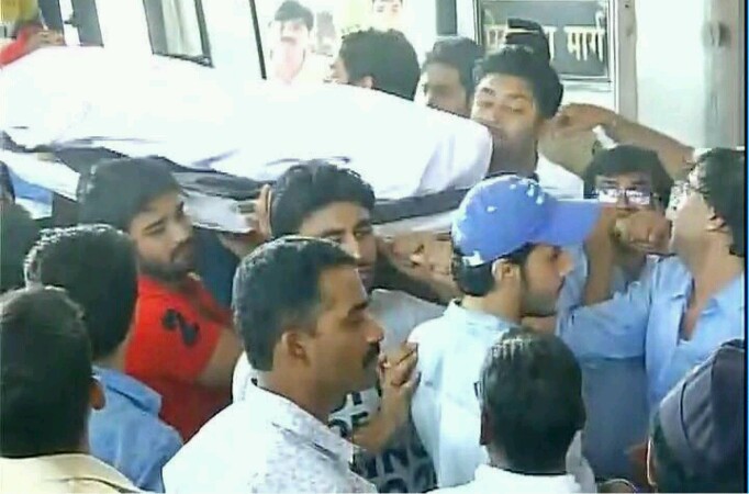 Pratyusha Banerjee being carried to Crematorium ground