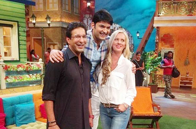 Wasim Akram proposes to wife on TV