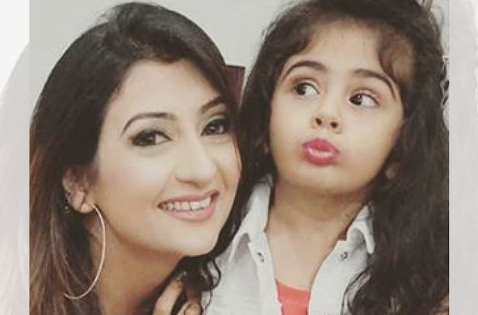 Juhi Parmar with her daughter