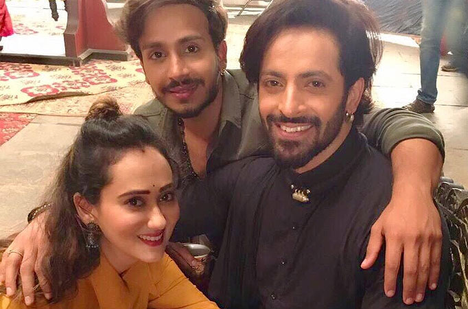 Guunjan pays a surprise visit to her husband Vikkas on Ghulaam set