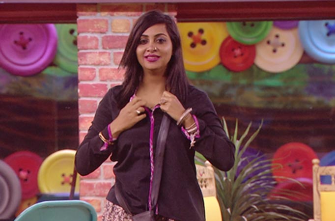 Arshi unzips her top, Puneesh and Akash lech at her in Bigg Boss