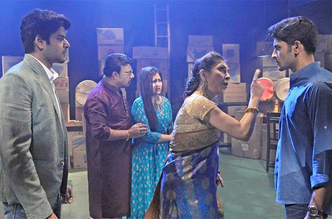 Police to throw Bibi out of her house in Zee Bangla's Jamai Raja