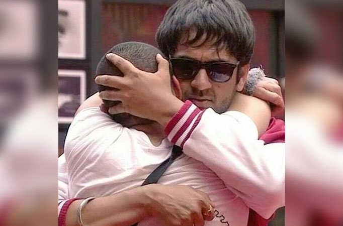 Priyank kisses and hugs Vikas, Benafsha reacts!