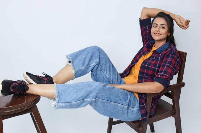 Prachi Tehlan lifts up a heavy gas tank for Ikyawann